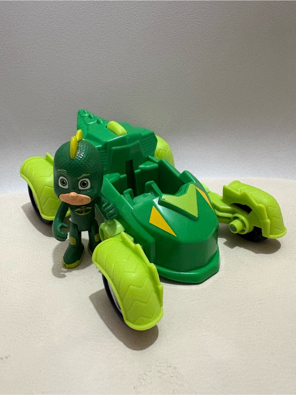 Disney PJ Masks Gekko Deluxe Vehicle with action figure
